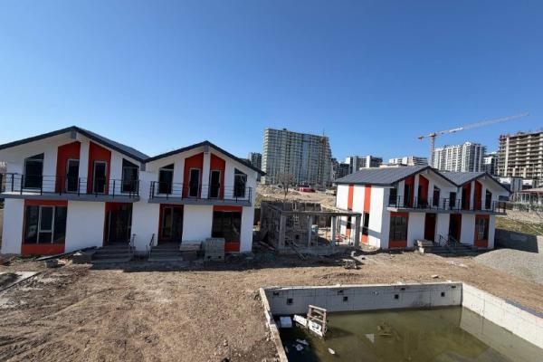 Adliya Caddesinde 8 Adet Müstakil Ev | 2 Yatak Odalı | Bahçe | Park Yeri | 180 m² | 1800$