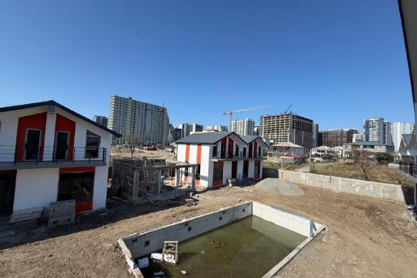 Adliya Caddesinde 8 Adet Müstakil Ev | 2 Yatak Odalı | Bahçe | Park Yeri | 180 m² | 1800$