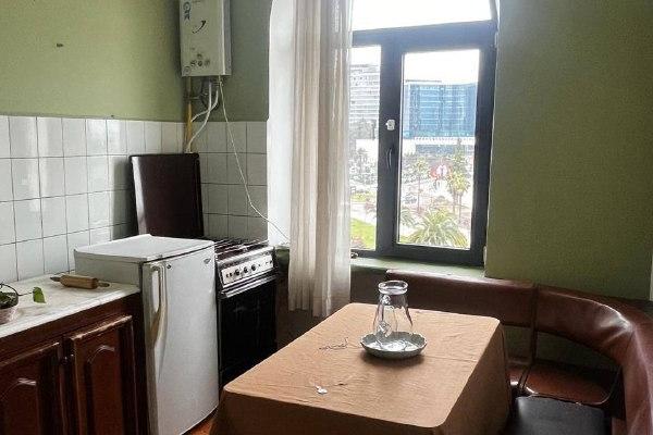 Rustaveli Caddesi | Kiralık 1+1 Daire | 40 m² | 1. Kat | 375$