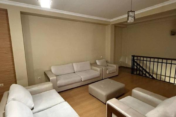 Gorgiladze 19a | Kiralık 2+1 Ev | 2 Kat | Bahçesiz | Evcil Hayvan Dostu | 700$