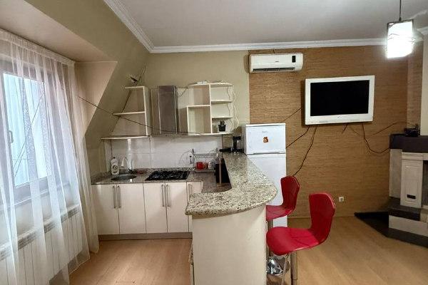 Gorgiladze 19a | Kiralık 2+1 Ev | 2 Kat | Bahçesiz | Evcil Hayvan Dostu | 700$